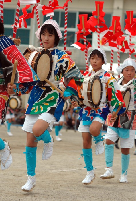 太鼓（大太鼓と小太鼓からなり，子どもは小太鼓を踊る）