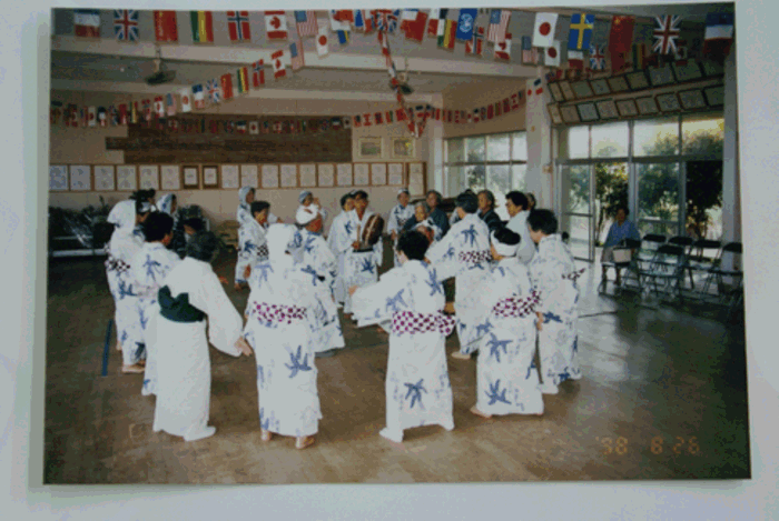 「麦つき唄」に合わせてキネを使い踊る