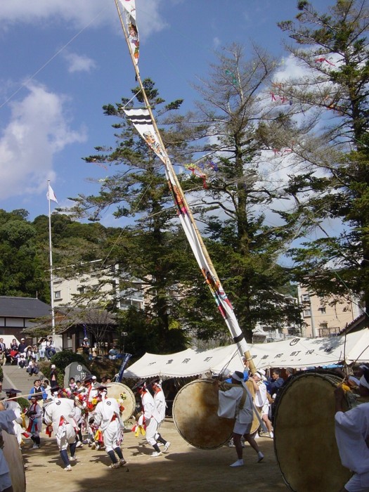 踊りの最中に立てる矢旗