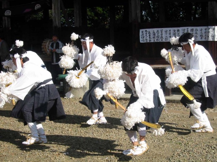 錫杖を振り，カネを鳴らしています