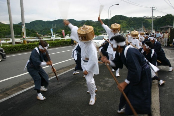 虚無僧が激しく動く