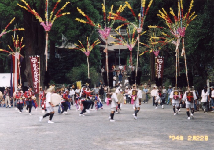 丸く円になって踊る