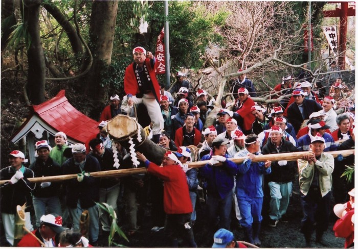 担ぎ手により，境内に神木を担ぎ上げる