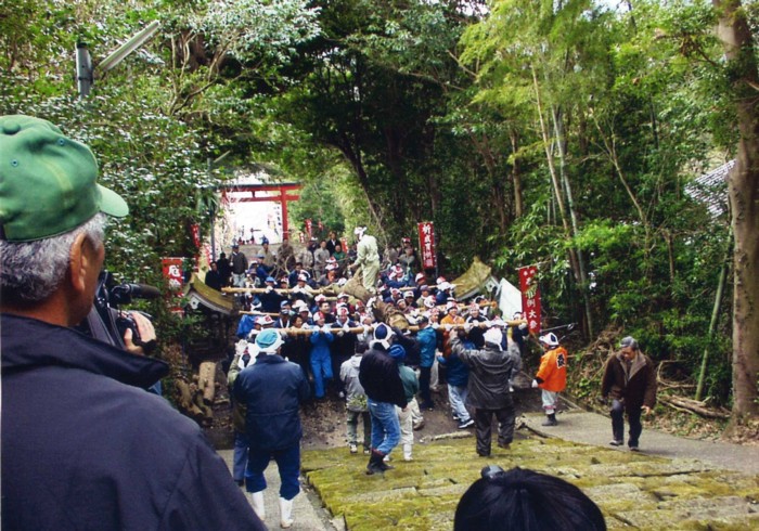 神木を運び込むところ