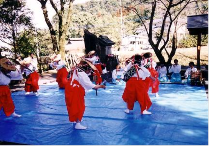 笛や太鼓に合わせて踊る