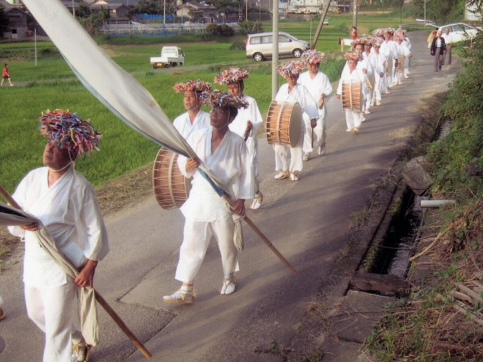 上之園集落内を練り踊る