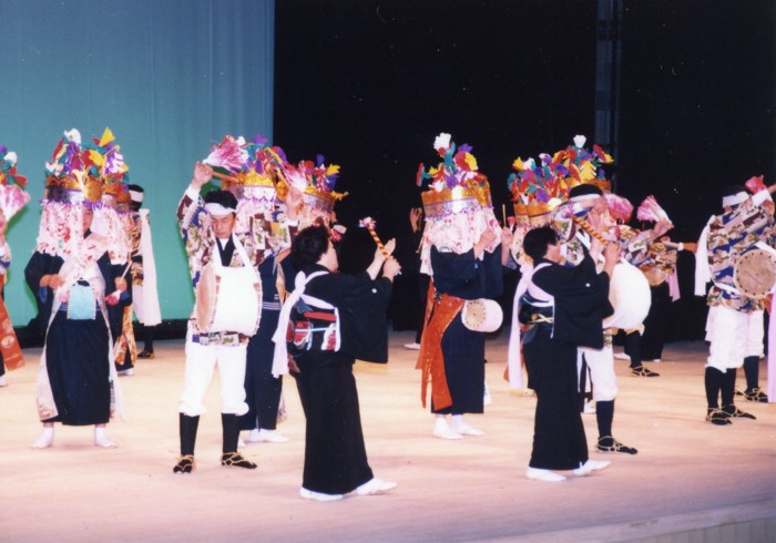 大太鼓がはさんで踊る