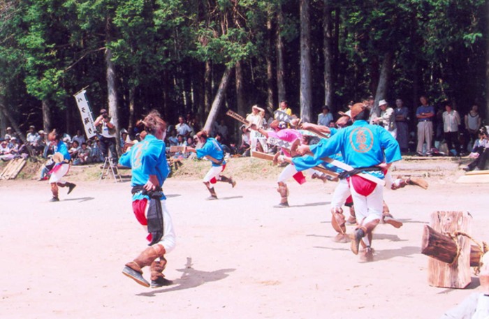 滑稽に踊る兵児