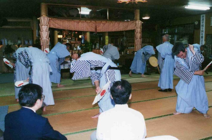 本仏寺（安房）での奉納の様子