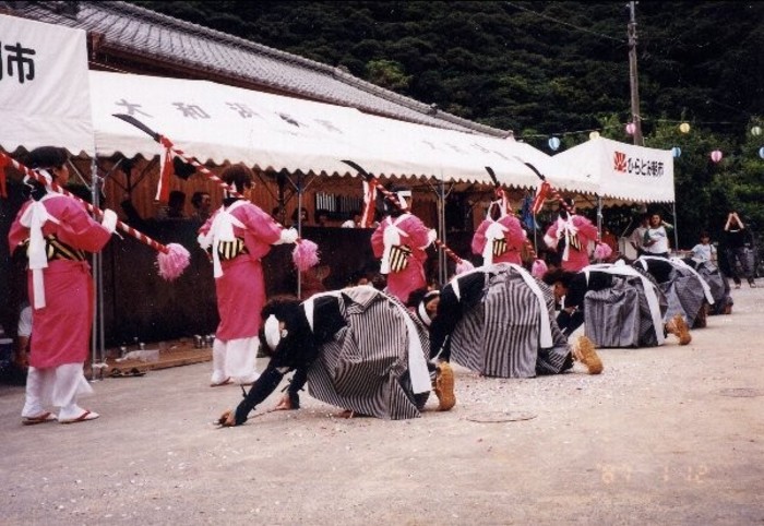 戦いの前，互いに名乗りを上げる