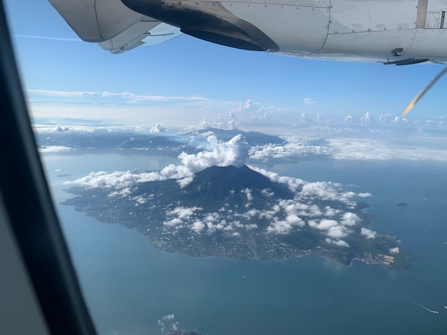 飛行機の窓から桜島