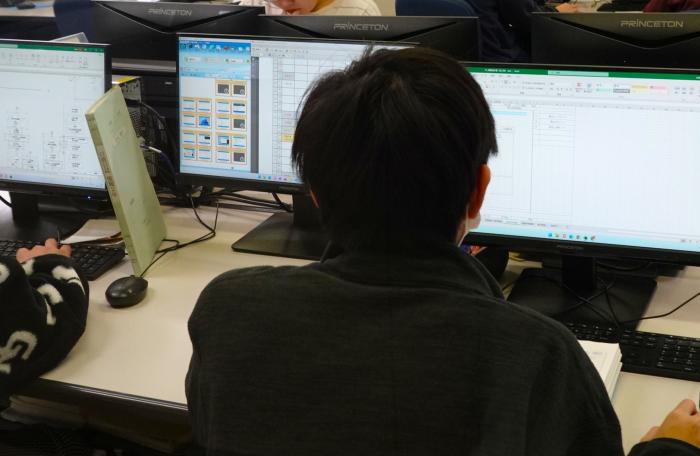 情報処理科2年生授業風景