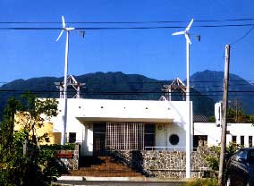 屋久島環境共生住宅団地内集会所の風車