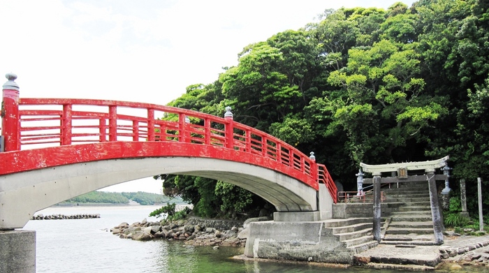 照島に架かる橋と，海に面した鳥居