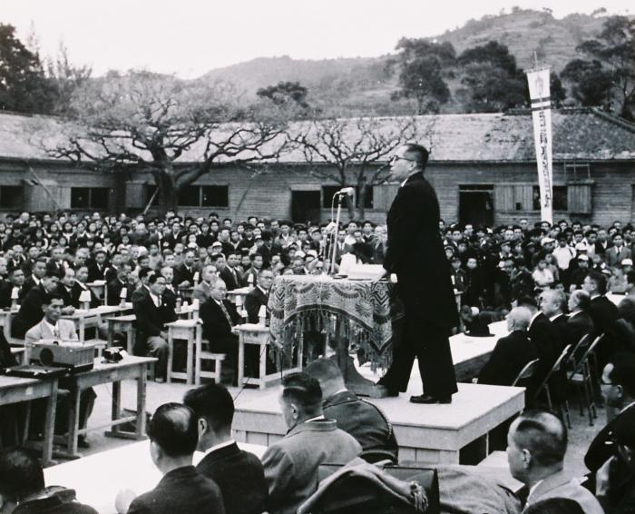 復帰当時記念祝賀会（重成県知事登壇）