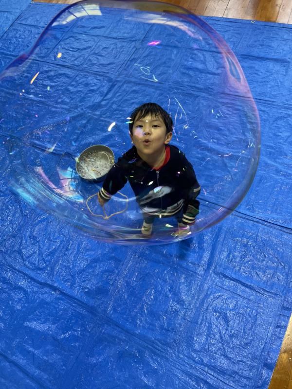 大きなシャボン玉遊びの様子