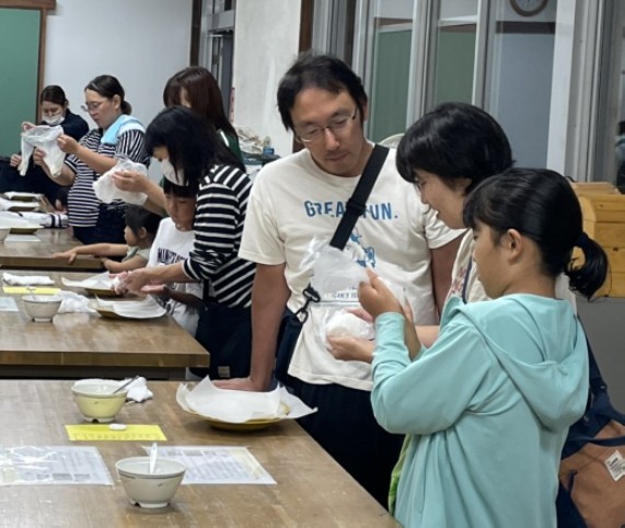 お月見団子作り体験の様子(こねる)