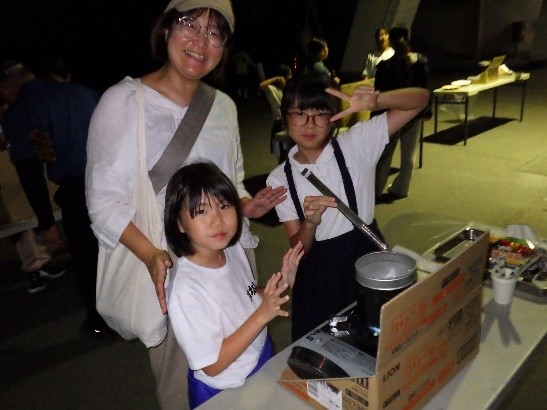 お月見団子作り体験の様子(ゆでる)