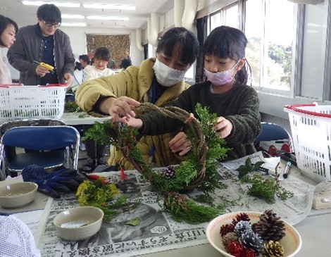 クリスマスリース作り（飾り付け）①