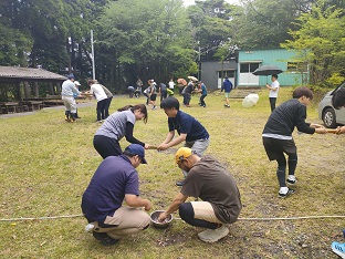 で