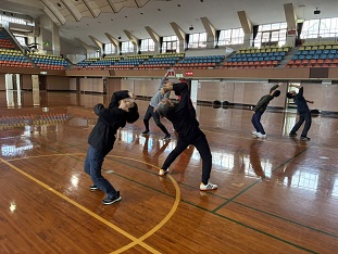 実技：主運動につながる動き「反りじゃんけん」