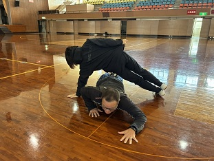 実技：主運動につながる動き「トンネルくぐり」