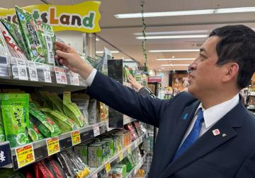 会場での知事写真1