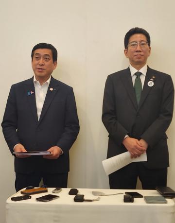 囲み取材対応時写真