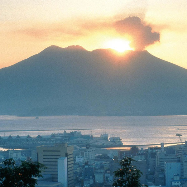 鹿児島市街地と桜島（城山から）