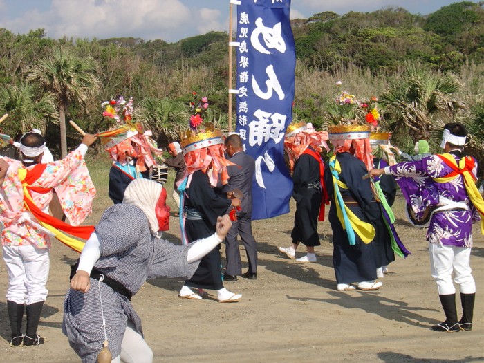 深川神社前の面踊りの奉納1