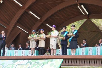 みどりの感謝祭_花の苗贈呈