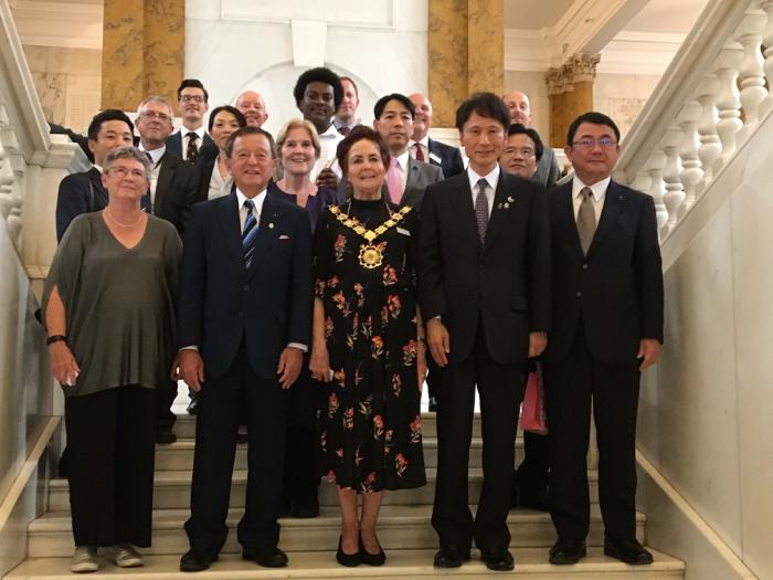 カムデン区長と訪問団集合写真