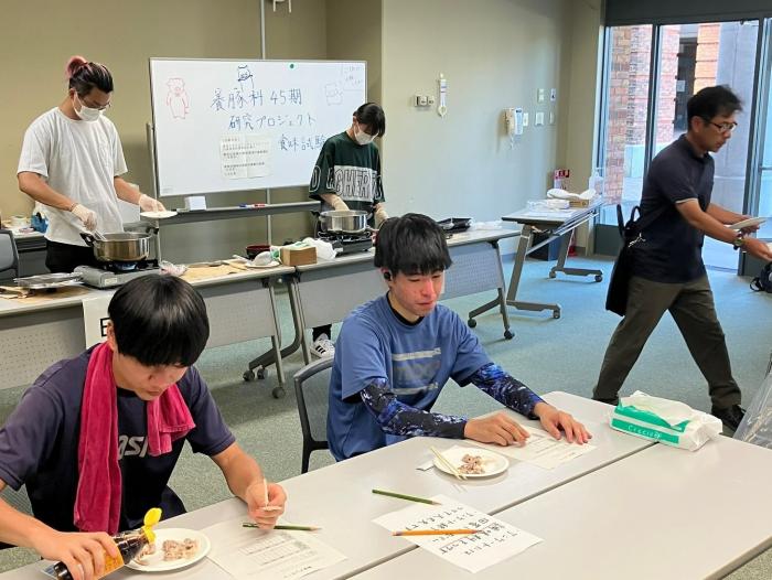 試食を行う学生