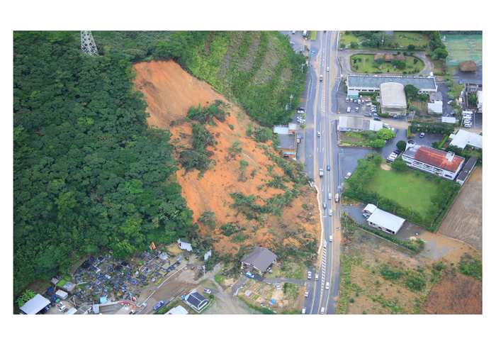 大島郡龍郷町浦6地区で平成22年10月20日に発生した地すべりの写真