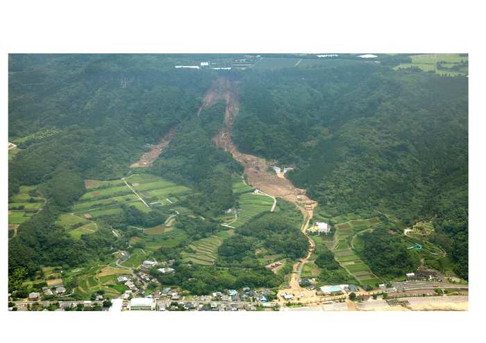 南大隅町根占山本地区で，平成22年7月4日に発生した土石流の写真