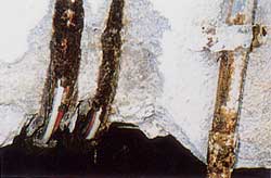 塩害を受けた配線管と外壁欠落