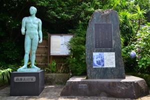 鶴田義行の顕彰碑と銅像