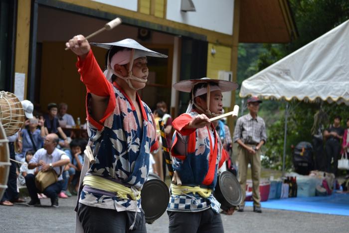 花尾の太鼓踊り鉦