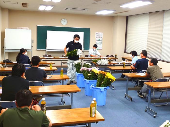 JAそお鹿児島，キク部会員で来年度の夏秋スプレーギクの戦略を検討する