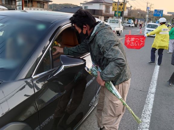 JAそお鹿児島花き部会，きくをくばる「きくばり運転啓発活動」を実施1