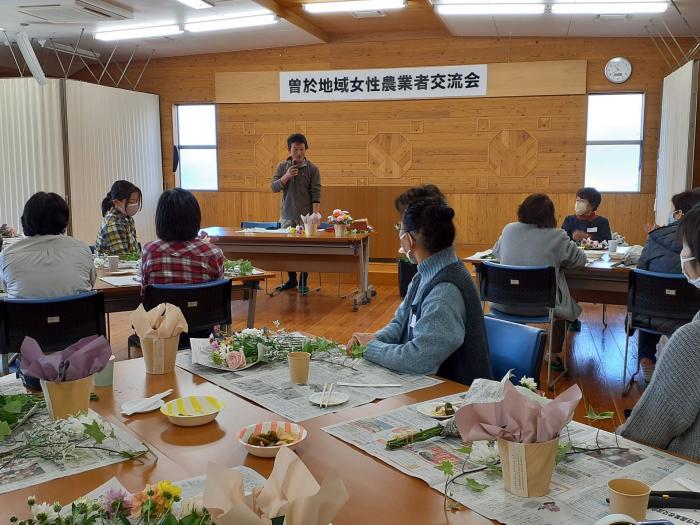 曽於地域女性農業者交流会で花育やフラワーアレンジメントを学ぶ