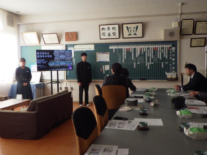 写真1 生徒会役員学校概要説明