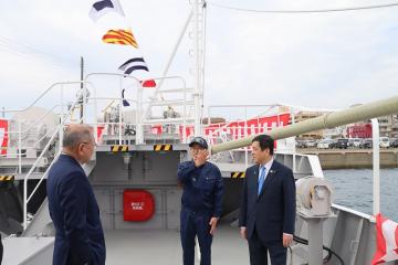 船上での知事写真