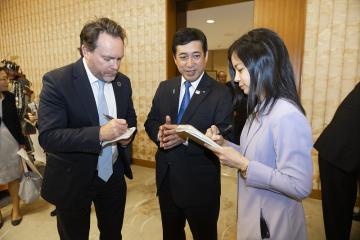 知事インタビュー対応写真