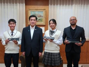知事写真