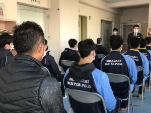 話を聞く選手たち1