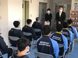 話を聞く選手たち2