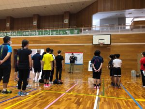 話を聞く選手たち