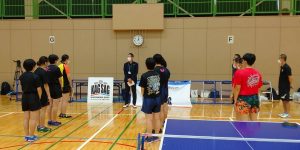 話を聞く選手たち