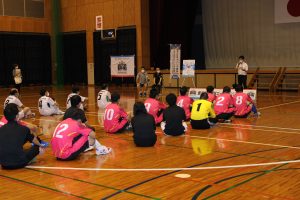 話を聞く選手たちの様子
